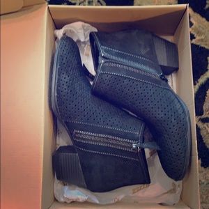 Earth Pineberry Black Soft Buck Sz. 10